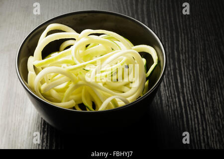 Zoodles oder Zucchini (Zucchini) Nudeln Stockfoto