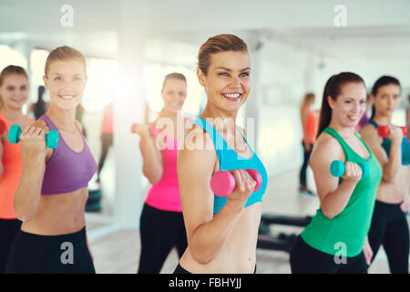Teamwork von jungen Frauen, die Hanteln Stockfoto