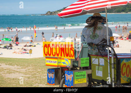 Mann verkauft Kokosnüsse von Mobile bei Byron Bay Australien Main Beach, New South Wales, Australien Stockfoto