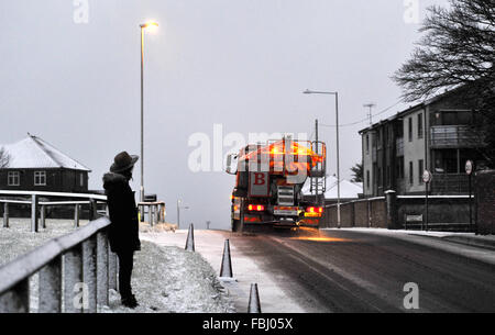 Brighton, Sussex UK verteilt heute 17. Januar 2016 - abstumpfender LKW heraus auf den Straßen von Brighton früh als kalte Band des Wetters über Süden Großbritanniens. Bildnachweis: Simon Dack/Alamy Live-Nachrichten Stockfoto