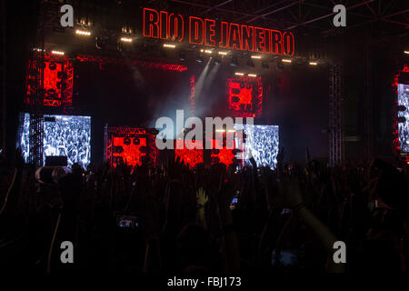 Rio De Janeiro, Brasilien, 16. Januar 2016: The DJ David Guetta erhält DJs Gäste in Rio De Janeiro eine Show für Tausende Fans. Die Veranstaltung fand im Riocentro und unter den Gästen des französischen DJ David Guetta war der deutsche Robin Schulz. Stockfoto