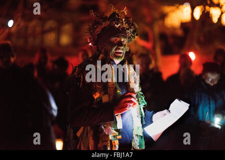 Essex, England. 16. Januar 2016. Vergnügt zum ersten Mal in Clarence House Erhaltung Garten Thaxted Essex, England. 16. Januar 2016 Obstgarten-Besuch Wassail bezieht sich auf den alten Brauch Besuch Obstgärten in der Herstellung von Apfelwein Regionen von England, Beschwörungen rezitieren und singen auf den Bäumen, eine gute Ernte für das kommende Jahr zu fördern. Bildnachweis: BRIAN HARRIS/Alamy Live-Nachrichten Stockfoto