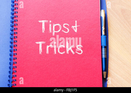 Tipps und Tricks Text Konzept schreiben auf Notizbuch mit Stift Stockfoto