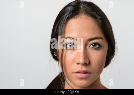 Eine schöne junge Frau mit streunenden Haare und ernsten Ausdruck und leere starren Stockfoto