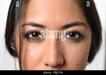 Schließen Sie die Augen einer jungen asiatischen Frau Stockfoto