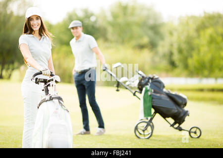 Junges Paar am Golfplatz Stockfoto