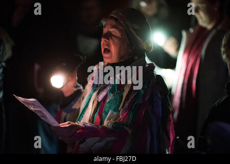 Essex, England. 16. Januar 2016. Vergnügt zum ersten Mal in Clarence House Erhaltung Garten Thaxted Essex, England. 16. Januar 2016 Obstgarten-Besuch Wassail bezieht sich auf den alten Brauch Besuch Obstgärten in der Herstellung von Apfelwein Regionen von England, Beschwörungen rezitieren und singen auf den Bäumen, eine gute Ernte für das kommende Jahr zu fördern. Bildnachweis: BRIAN HARRIS/Alamy Live-Nachrichten Stockfoto