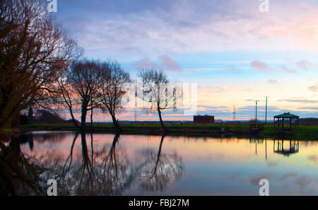 Sonnenaufgang über dem Rufford Wiese Fischerei, Rufford, Lancashire, UK. 17. Januar 2016. Nach einer Übernachtung Kälteeinbruch erhebt sich die Sonne über Rufford Wiese Fischerei in Lancashire.  Für die meisten des Landes werden eine Winterlandschaft aus Eis und Frost in der Sonne funkeln.  Erst vor ein paar Wochen waren wir mit starken Regenfällen & Frühlingstemperaturen Zeit überschwemmt.  Bildnachweis: Cernan Elias/Alamy Live-Nachrichten Stockfoto