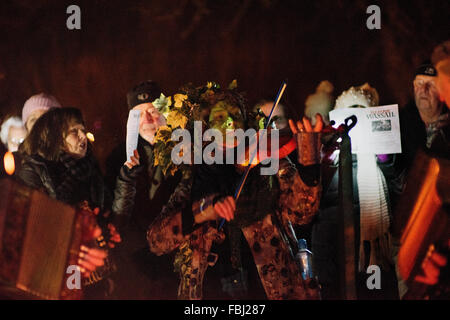 Essex, England. 16. Januar 2016. Vergnügt zum ersten Mal in Clarence House Erhaltung Garten Thaxted Essex, England. 16. Januar 2016 Obstgarten-Besuch Wassail bezieht sich auf den alten Brauch Besuch Obstgärten in der Herstellung von Apfelwein Regionen von England, Beschwörungen rezitieren und singen auf den Bäumen, eine gute Ernte für das kommende Jahr zu fördern. Bildnachweis: BRIAN HARRIS/Alamy Live-Nachrichten Stockfoto