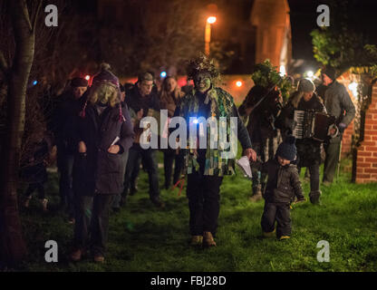 Essex, England. 16. Januar 2016. Vergnügt zum ersten Mal in Clarence House Erhaltung Garten Thaxted Essex, England. 16. Januar 2016 Obstgarten-Besuch Wassail bezieht sich auf den alten Brauch Besuch Obstgärten in der Herstellung von Apfelwein Regionen von England, Beschwörungen rezitieren und singen auf den Bäumen, eine gute Ernte für das kommende Jahr zu fördern. Bildnachweis: BRIAN HARRIS/Alamy Live-Nachrichten Stockfoto