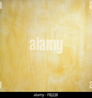 Holzplatte in gelber Farbe bemalt, Pinselstruktur Striche Stockfoto