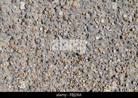Pellets in alten Asphalt. Hintergrundtextur des alten Weges. Stockfoto