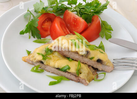 Schweinekotelett mit Pilzen und Käse in einem Schnitt Stockfoto