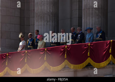 LONDON, UK - Königin Elisabeth II und der königlichen Familie auf dem Buckingham-Palast-Balkon für Großbritanniens Tag 2015 Stockfoto