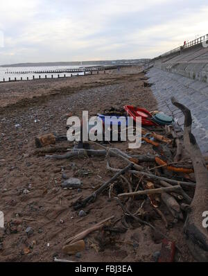 Aberdeen, Großbritannien. 16. Januar 2016. Reinigen Sie am Strand von Aberdeen unterwegs sind. Nach der jüngsten Stürme, die das Ufer mit Ablagerungen aus den Flüssen übersäht Don und Dee Aberdeen, uk. Credit: Stephen Finn/alamy leben Nachrichten Stockfoto