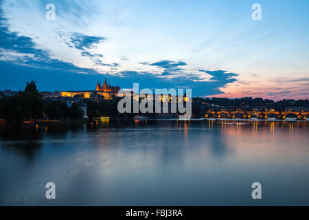 Tourismus und Sehenswürdigkeiten, Blick über bemerkenswerte Anblick der Prager Karlsbrücke und Burgviertel. Gutes Wetter, Sommernacht, ca Stockfoto