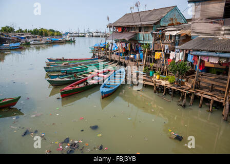 Dichte Siedlung auf der Seite des alten Kanals in der Nähe des traditionellen Hafens von Sunda Kelapa, Jakarta, Indonesien. Stockfoto