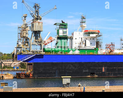 Ein großes Schiff auf dem Trockendock in einer Werft in Gdynia, Polen. Stockfoto