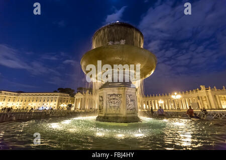 Tourismus und Sehenswürdigkeiten, Blick über berühmte Sehenswürdigkeit von Rom, Italien. Beleuchtete St. Peter quadratische Brunnen, Moonlit Sky, Kolonnaden Stockfoto