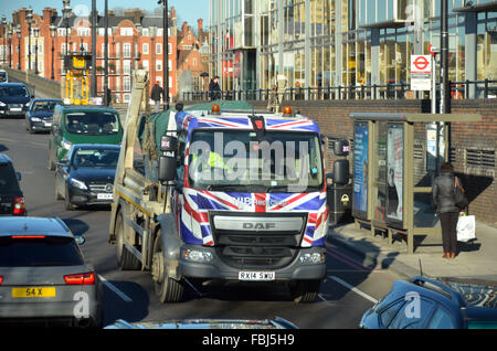 London, UK, 15. Januar 2016, Skip LKW im Stau an der Battersea Bridge mit Anschluß-Markierungsfahne verziert. Stockfoto