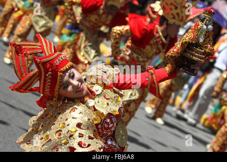 Cebu, Philippinen. 17. Januar 2016. Ein Tänzer tragen bunte Tracht beteiligt sich an der Straße tanzen während des jährlichen Sinulog Festival in Cebu City, Philippinen, 17. Januar 2016. Das Sinulog Festival ist ein jährliches kulturelles und religiöses Festival verfügt über einen großen Straßenumzug mit Tänzern in bunten Kostümen zu Ehren der das Gnadenbild der Santo Nino. © Stringer/Xinhua/Alamy Live-Nachrichten Stockfoto