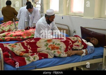 Nangarhar, Afghanistan. 17. Januar 2016. Verletzte Männer, die Behandlung in einem Krankenhaus nach einem Selbstmordanschlag in der Provinz Nangarhar, Afghanistan, 17. Januar 2016 erhalten. Ca. 12 Personen wurden getötet und 13 weitere verletzt nach einem Selbstmordanschlag in der Nähe von Stammesältesten im östlichen afghanischen Stadt Jalalabad am Sonntagmorgen, rockten Quellen sagten. © Rahman Safi/Xinhua/Alamy Live-Nachrichten Stockfoto