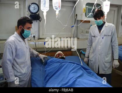 Nangarhar, Afghanistan. 17. Januar 2016. Ein verletzter Mann erhält Behandlung in einem Krankenhaus nach einem Selbstmordanschlag in der Provinz Nangarhar, Afghanistan, 17. Januar 2016. Ca. 12 Personen wurden getötet und 13 weitere verletzt nach einem Selbstmordanschlag in der Nähe von Stammesältesten im östlichen afghanischen Stadt Jalalabad am Sonntagmorgen, rockten Quellen sagten. © Rahman Safi/Xinhua/Alamy Live-Nachrichten Stockfoto