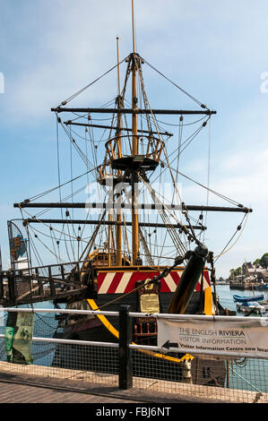 Die Holzkonstruktion eine vollständige Replik der Galeone Golden Hind, eine langjährige Funktion des malerischen Hafen von Brixham Stockfoto