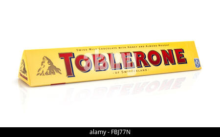 Toblerone Schokolade bar auf weißem Hintergrund mit Reflexion Stockfoto