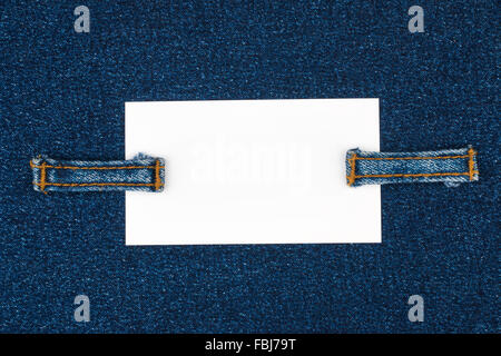 Visitenkarte mit zwei Riemen Jeans, liegt auf der dunklen Denim, mit Platz für Ihren text Stockfoto