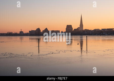 Blick über den Fluss Warnow in Rostock (Deutschland) Stockfoto