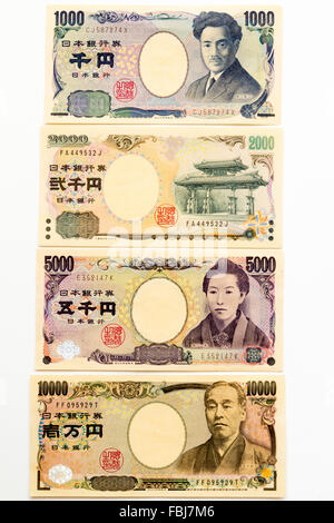 Geld und Währung. Einstellen der vier japanischen Banknoten derzeit im Einsatz, 10.000, 5000, 2000 und 1000 Yen. Mit dem Gesicht nach oben. Stockfoto