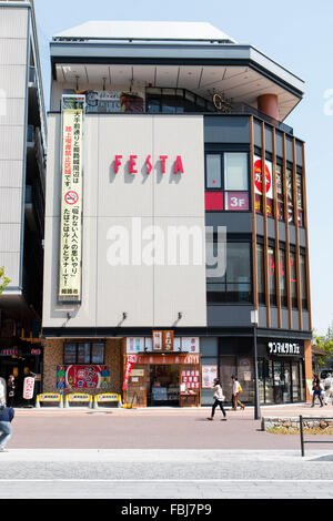 Japan Himeji. Saizeriya Himeji Gran Festa, 4-stöckiges Gebäude, ein Restaurant und in der Station Plaza. Banner unten hängen 2 Etagen, nicht rauchen. Stockfoto