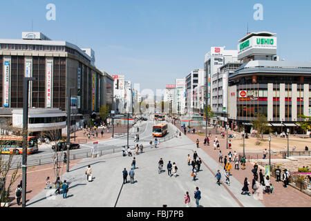 Himeji City, Japan. Blick entlang Ootemae Dori breite Hauptstraße, von der Plaza vor dem Bahnhof zum berühmten Schloss am Ende der Straße. Stockfoto