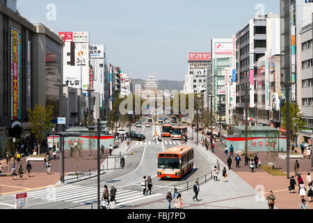 Himeji City, Japan. Blick entlang Ootemae Dori breite Hauptstraße, von der Plaza vor dem Bahnhof zum berühmten Schloss am Ende der Straße. Stockfoto