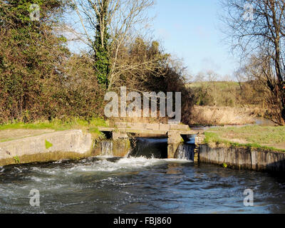 Das alte Compton Schloss, jetzt ist ein Wehr auf die Itchen Navigation am Shawford, Winchester auf dem Fußweg Itchen Weg. Stockfoto