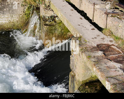Das alte Compton Schloss, jetzt ist ein Wehr auf die Itchen Navigation am Shawford, Winchester auf dem Fußweg Itchen Weg. Stockfoto