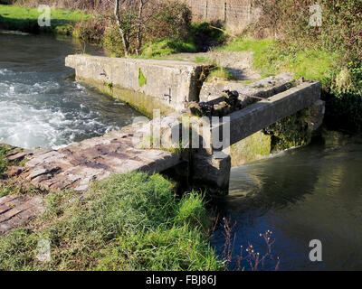 Das alte Compton Schloss, jetzt ist ein Wehr auf die Itchen Navigation am Shawford, Winchester auf dem Fußweg Itchen Weg. Stockfoto