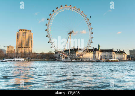 Abenddämmerung reflektiert über die Shell Centre, London Eye und die City Hall am Südufer der Themse, London, UK. Stockfoto