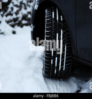 Pkw-Reifen in den Schnee mit Reifenprofil Stockfoto