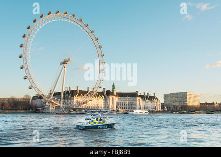 Abenddämmerung reflektiert das Shell Centre London Eye und das City Hall an der Southbank der Themse, London, England, Großbritannien Stockfoto