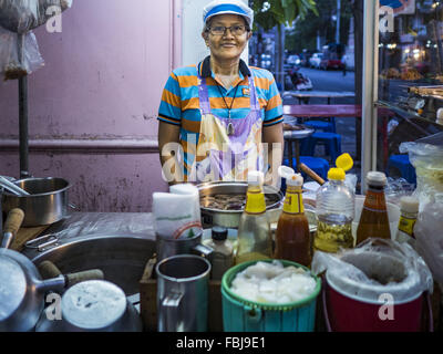 Bangkok, Bangkok, Thailand. 17. Januar 2016. Eine Frau in ihren Imbiss-Stand auf der Sukhumvit Soi 38, eines der berühmtesten Straße Essen in Bangkok. Ihre Familie hat ein Restaurant auf der Straße seit Generationen betrieben. Der Imbisswagen und kleinen Restaurants entlang der Straße sind beliebt bei Touristen und Thais gleichermaßen für mehr als 40 Jahre gewesen. Kürzlich beschlossen, die Familie, die das Land entlang der Soi besitzt eine Eigentumswohnung Entwickler verkaufen und nicht den Restaurantbesitzern Leases erneuern. Mehr als 40 Restaurants und Imbisswagen müssen schließen. Die meisten Restaurants auf der Straße, während die Sommer geschlossen Stockfoto