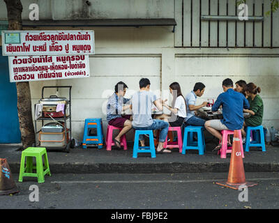 Bangkok, Bangkok, Thailand. 17. Januar 2016. Die Menschen sitzen auf dem Bürgersteig an einem Nudel Suppe Stand auf Sukhumvit Soi 38, eines der berühmtesten Straße Essen in Bangkok. Der Imbisswagen und kleinen Restaurants entlang der Straße sind beliebt bei Touristen und Thais gleichermaßen für mehr als 40 Jahre gewesen. Kürzlich beschlossen, die Familie, die das Land entlang der Soi besitzt eine Eigentumswohnung Entwickler verkaufen und nicht den Restaurantbesitzern Leases erneuern. Mehr als 40 Restaurants und Imbisswagen müssen schließen. Die meisten Restaurants auf der Straße im Sommer 2015 geschlossen. Die restlichen Restaurants sind su Stockfoto