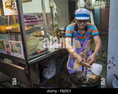 Bangkok, Bangkok, Thailand. 17. Januar 2016. Eine Frau kocht eine Bestellung bei einem Imbiss-Stand auf Sukhumvit Soi 38, eines der berühmtesten Straße Essen in Bangkok. Ihre Familie hat ein Restaurant auf der Straße seit Generationen betrieben. Der Imbisswagen und kleinen Restaurants entlang der Straße sind beliebt bei Touristen und Thais gleichermaßen für mehr als 40 Jahre gewesen. Kürzlich beschlossen, die Familie, die das Land entlang der Soi besitzt eine Eigentumswohnung Entwickler verkaufen und nicht den Restaurantbesitzern Leases erneuern. Mehr als 40 Restaurants und Imbisswagen müssen schließen. Die meisten Restaurants auf der Straße geschlossen du Stockfoto