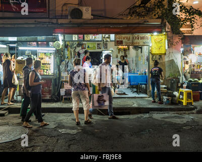 Bangkok, Bangkok, Thailand. 17. Januar 2016. Touristen Fuß entlang der Sukhumvit Soi 38, eines der berühmtesten Straße Essen in Bangkok. Der Imbisswagen und kleinen Restaurants entlang der Straße sind beliebt bei Touristen und Thais gleichermaßen für mehr als 40 Jahre gewesen. Kürzlich beschlossen, die Familie, die das Land entlang der Soi besitzt eine Eigentumswohnung Entwickler verkaufen und nicht den Restaurantbesitzern Leases erneuern. Mehr als 40 Restaurants und Imbisswagen müssen schließen. Die meisten Restaurants auf der Straße im Sommer 2015 geschlossen. Die restlichen Restaurants sollen bis zum Jahresende Thi schließen Stockfoto