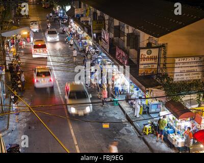 Bangkok, Bangkok, Thailand. 17. Januar 2016. Menschen auf der Sukhumvit Soi 38, eines der berühmtesten Straße Essen in Bangkok. Der Imbisswagen und kleinen Restaurants entlang der Straße sind beliebt bei Touristen und Thais gleichermaßen für mehr als 40 Jahre gewesen. Kürzlich beschlossen, die Familie, die das Land entlang der Soi besitzt eine Eigentumswohnung Entwickler verkaufen und nicht den Restaurantbesitzern Leases erneuern. Mehr als 40 Restaurants und Imbisswagen müssen schließen. Die meisten Restaurants auf der Straße im Sommer 2015 geschlossen. Die restlichen Restaurants sollen um bis Ende dieser Woche zu schließen. (C Stockfoto