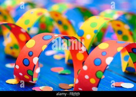 farbiges Papier-Streamer auf Faschingsparty auf blauem Hintergrund Stockfoto