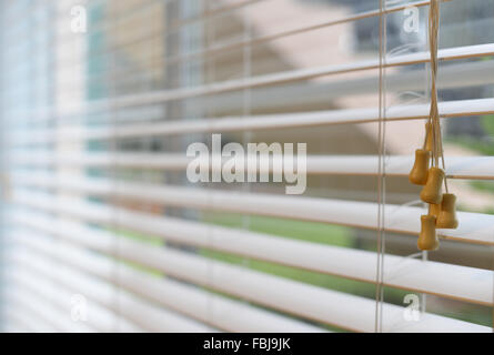 Nahaufnahme von einem Fenster Jalousien, Zimmer weißen Vorhang fangen das Sonnenlicht Stockfoto