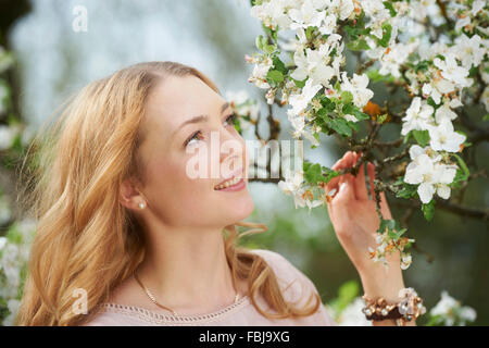 Junge Frau, Porträt, Blüten, Frühling, Blick auf die Seite Stockfoto