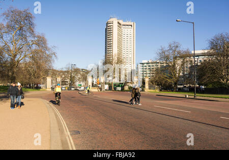 London Hilton on Park Lane vom Hyde Park, South Carriage Drive, London, England, Vereinigtes Königreich Stockfoto